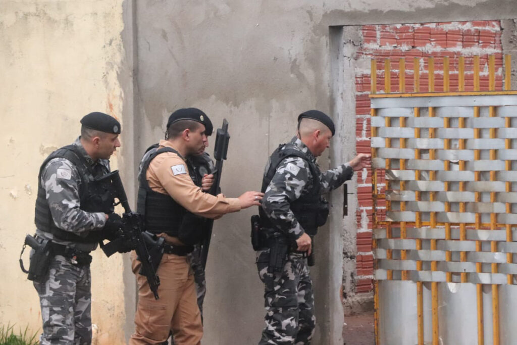 operação para cumprir mandados de prisão e intensificar o policiamento ostensivo em Maringá e Região Metropolitana, no Noroeste do Estado