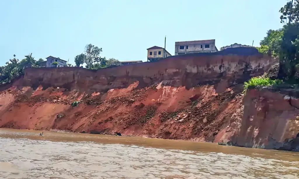 A ocupação para moradia de áreas reconhecidamente suscetíveis a inundações, deslizamentos, secas, estiagens e outros desastres climáticos aumentou 2,8 vezes no período de 1985 a 2022, ano em que 123 mil hectares de áreas de risco do país passaram a estar ocupadas.
