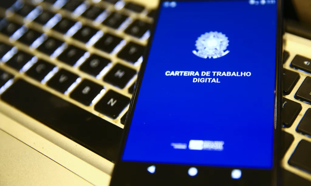 A criação de empregos caiu 23,4% em relação ao mesmo mês do ano passado. Em setembro de 2022, tinham sido criados 278.023 postos de trabalho, nos dados com ajuste, que consideram declarações entregues em atraso pelos empregadores.