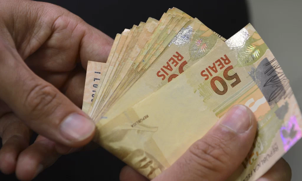 A primeira fase da reforma tributária, que pretende simplificar e unificar tributos sobre o consumo, deu mais um passo nesta quarta-feira (8) com a aprovação no Senado. O texto volta à Câmara dos Deputados, onde pode ser votado em sua totalidade ou fatiado, com os pontos sem mudanças promulgados pelo presidente da Câmara, 