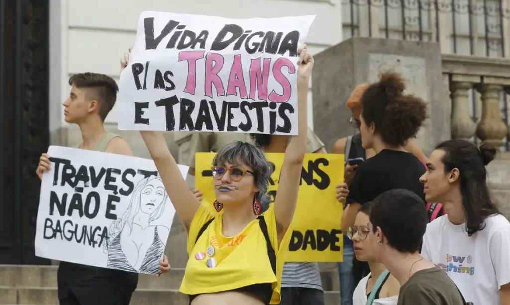 Voltada para a prevenção e conscientização sobre o câncer de próstata, a campanha Novembro Azul deve alcançar a todas as pessoas que podem ser acometidas por essa doença, o que inclui as mulheres transexuais e travestis.