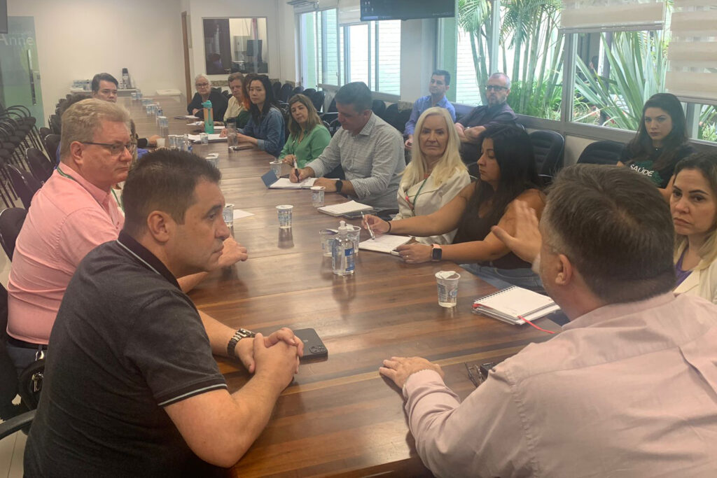 Diretores de todas as áreas da secretaria foram acionados para atender as necessidades dos municípios em que a situação é mais crítica, além de traçar ações para o suporte técnico e fornecimento de materiais extras necessários, incluindo medicamentos básicos.