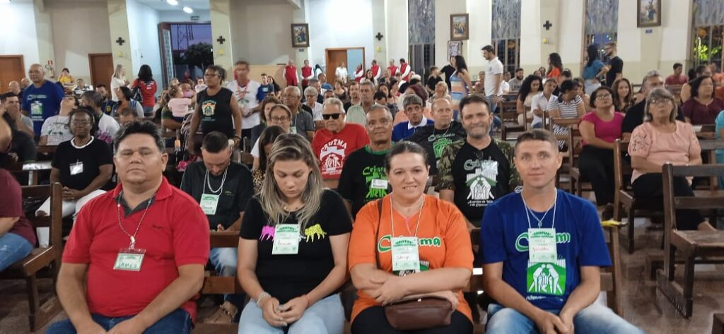  cidade de Mandaguaçu foi palco do 4º retiro de Cura e Libertação promovido pelo Movimento Critma. O evento, que ocorreu no Salão Santa Irene da Paróquia São Sebastião, teve início às 07h30 e reuniu dezenas de pessoas em busca da recuperação de dependências de drogas, álcool e outras formas de vício.