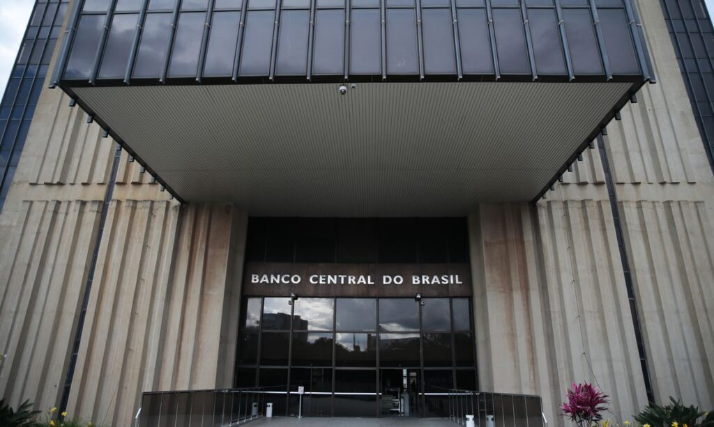 O Comitê de Política Monetária (Copom) do Banco Central (BC) define, na próxima quarta-feira (1°/11), a taxa básica de juros, a Selic. Na sétima reunião de 2023, que começa amanhã (31), a expectativa é que o órgão reduza a taxa dos atuais 12,75% ao ano para 12,25% ao ano, segundo o boletim Focus, pesquisa semanal do BC com analistas de mercado.￼