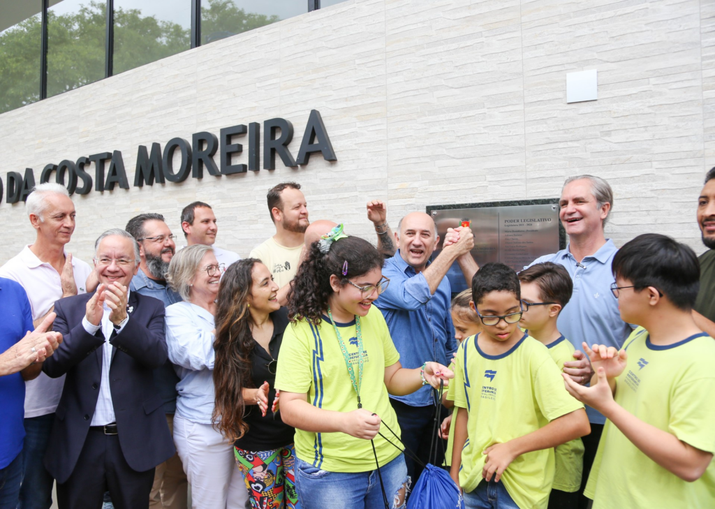  O prefeito Ulisses Maia entregou neste sábado, 28, o novo Centro Esportivo José Geraldo da Costa Moreira, no Jardim Alvorada. A comunidade ganhou uma das melhores e mais modernas estruturas de esporte da cidade, com piscinas cobertas e aquecidas para uso durante todo o ano e diversas melhorias. O investimento foi de cerca de R$ 7 milhões. 