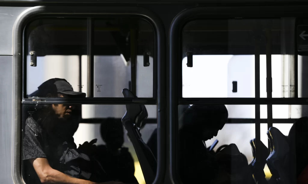 No total, o país atualmente tem 84 cidades com o passe livre no sistema de transporte durante todos os dias da semana, a maioria delas no estado de São Paulo (24), seguido por Minas Gerais (23), Paraná (dez), e Rio de Janeiro (nove). Os municípios com maior população que adotaram a tarifa zero são Caucaia (CE), com 355 mil habitantes; seguido de Maricá (RJ), com 197 mil; Ibirité (MG), com 170 mil, Paranaguá (PR), com 145 mil; e Balneário Camburiú (SC), com 139 mil.