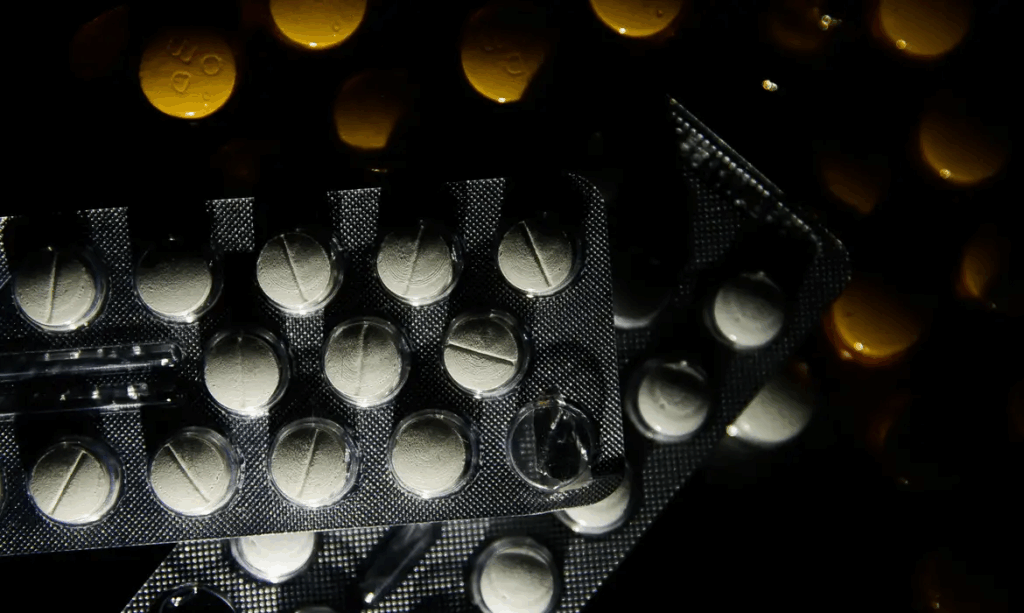 O que nem todos sabem é que o simples uso de um antidepressivo, de um ansiolítico, de um anti-inflamatório ou mesmo de um antialérgico pode comprometer a capacidade de guiar um veículo com segurança