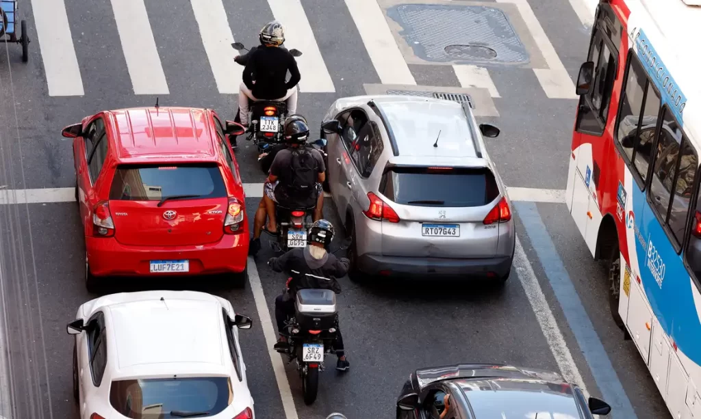As novas regras sobre o trânsito de ciclomotores em via pública começaram a valer nesta quinta-feira (1º)