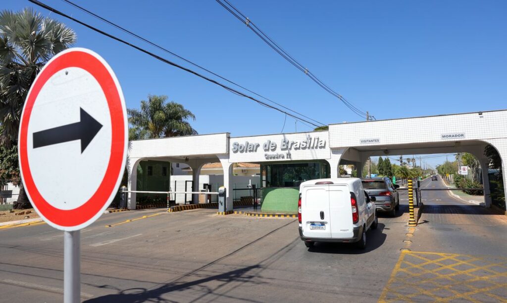 O ministro do Supremo Tribunal Federal (STF) Alexandre de Moraes proibiu o sobrevoo de drones em um raio de 100 metros da casa onde o ex-presidente Jair Bolsonaro cumpre prisão domiciliar.