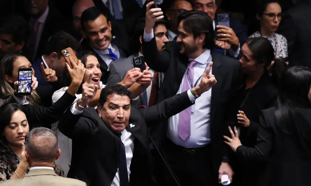 O plenário do Senado rejeitou nesta quarta-feira (29) a indicação de Jorge Messias para o cargo de ministro do Supremo Tribunal Federal (STF). Foram 42 votos contrários e 34 favoráveis. ￼