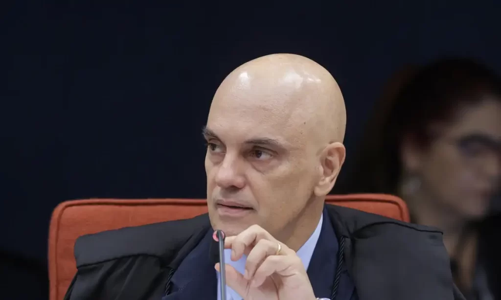 O ministro Alexandre de Moraes, do Supremo Tribunal Federal (STF), abriu um inquérito para investigar o senador Flávio Bolsonaro (PL-RJ) por suposta calúnia contra o presidente Luiz Inácio Lula da Silva.