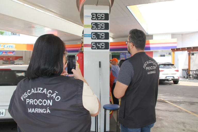 O Procon Maringá realizou na sexta-feira, 21, a pesquisa dos preços dos combustíveis em 82 estabelecimentos da cidade. Segundo o levantamento, o preço médio da gasolina comum foi de R$ 6,92, da gasolina aditivada, R$ 7,07, do etanol R$ 3,95, do diesel S10, R$ 6,87 e do diesel S500, R$ 5,99.