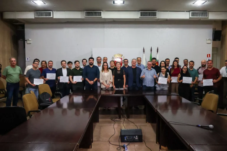 A Prefeitura de Maringá, por meio da Agência Maringá de Tecnologia e Inovação (Amtech), entregou nesta segunda-feira, 31, os certificados de cartas de crédito de renúncia fiscal a 21 empresas locais que se inscreveram no programa ‘ISS Tecnológico’